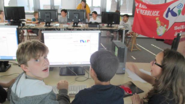 Schüler arbeiten in einem Computerraum an ihren Bildschirmen.