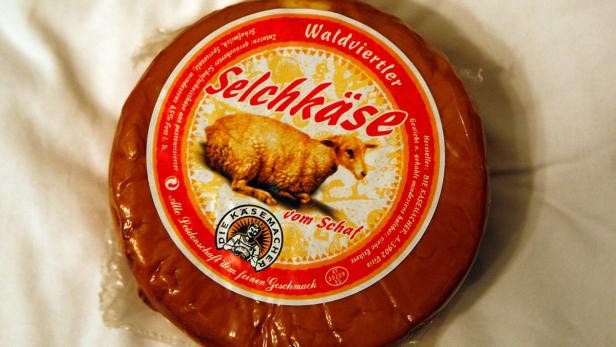 Ein Waldviertler Selchkäse vom Schaf der Käserei Die Käsemacher.