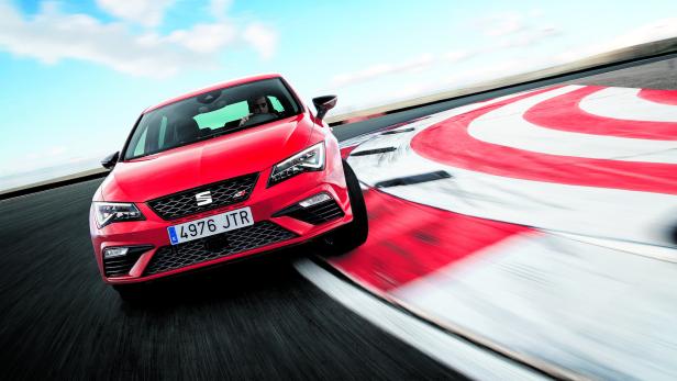 Ein roter Seat Leon fährt auf einer Rennstrecke.