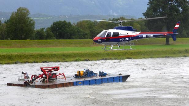 Ein Polizeihubschrauber begleitete die Irrfahrt des Pontons.