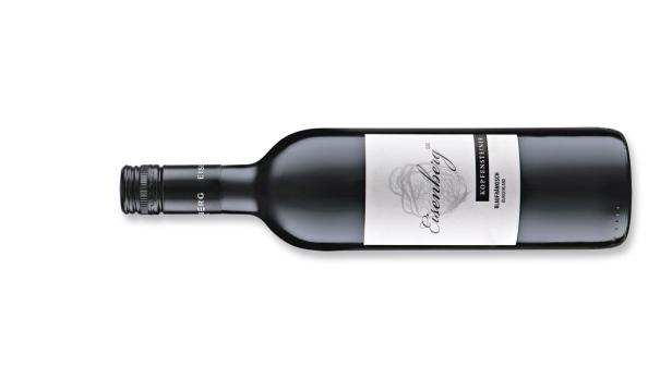 Eine Flasche „Eisenberg DAC Kopfrennisch Blaufränkisch“ Wein liegt auf einer weißen Oberfläche.
