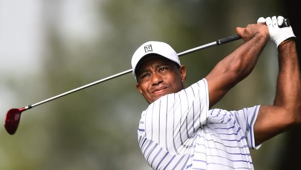 Tiger Woods schwingt seinen Golfschläger während eines Spiels.