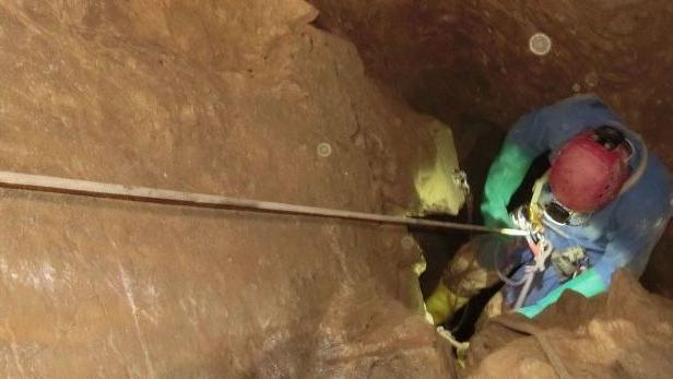 Abstieg in das Innere der Jack-Daniel’s-Höhle. Ein Bergretter seilt sich in die Tiefen des Schachts ab