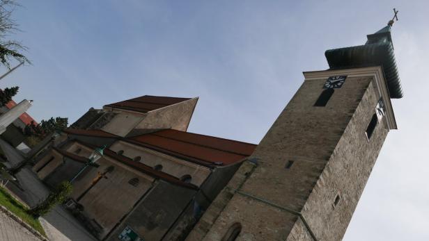 Noch immer Ehrfurcht gebietend: Kirche samt Turm in Pillichsdorf