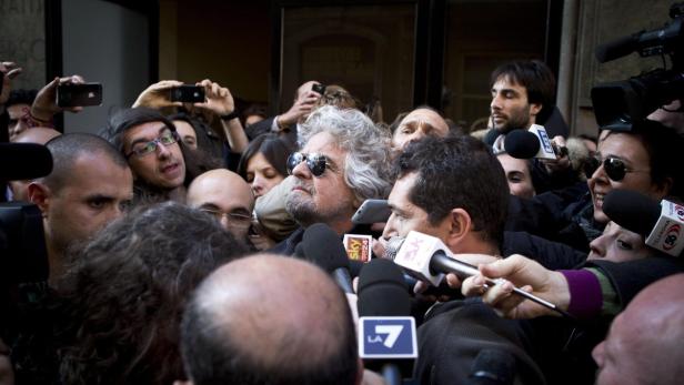 epa03609313 Founder of the Five Star Movement Beppe Grillo (C) leaves the &#039;Hotel Universo&#039; after the meeting with the newly-elected parliamentary members of Five Star Movement, in Rome, Italy 04 March 2013. Media reports on 04 March 2013 state that the leader of the anti-establishment Five Star Movement (M5S), Beppe Grillo, said that forging alliances that go against his movement&#039;s platform would be &#039;inadmissible&#039; for him to ensure the stability of a future Italian government. EPA/MASSIMO PERCOSSI