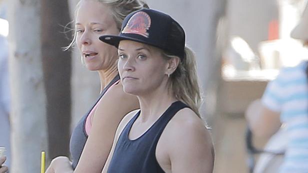 Hollywoodstar Reese Witherspoon ist bekannt dafür, sich auch im Alltag ordentlich heraus zu putzen. Und wenn sie ungeschminkt vom Fitnesstraining kommt, dann immer nur mit großer Sonnenbrille. Jetzt hat die 41-Jährige aber eine Ausnahme gemacht.