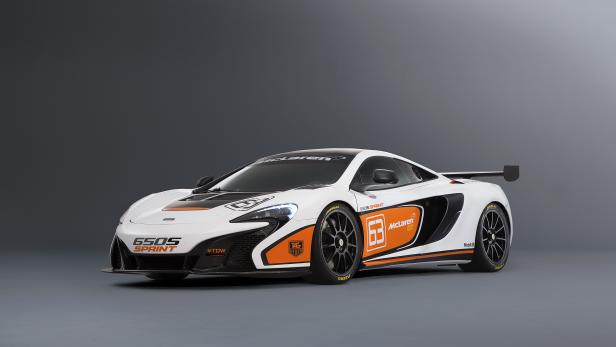 Ein weißer McLaren 650S Sprint mit orangefarbenen Akzenten vor einem grauen Hintergrund.