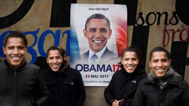 Menschen vor einem Obama-Wahl-Plakat und mit Obama-Masken