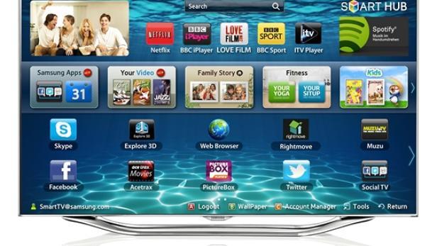 Ein Samsung Smart TV zeigt das Smart Hub Menü mit verschiedenen Apps wie Netflix und Spotify.