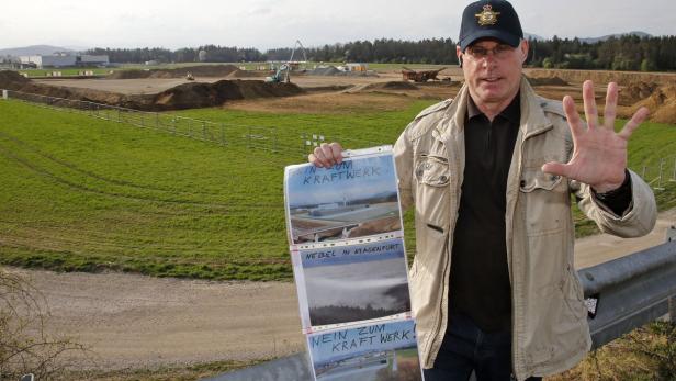 Seit drei Jahren bekämpft Anrainer Michael Wulz das Biomassewerk im Osten Klagenfurts. Kaum hatten die Bauarbeiten begonnen, erhob der 58-Jährige neuerlich Einspruch.