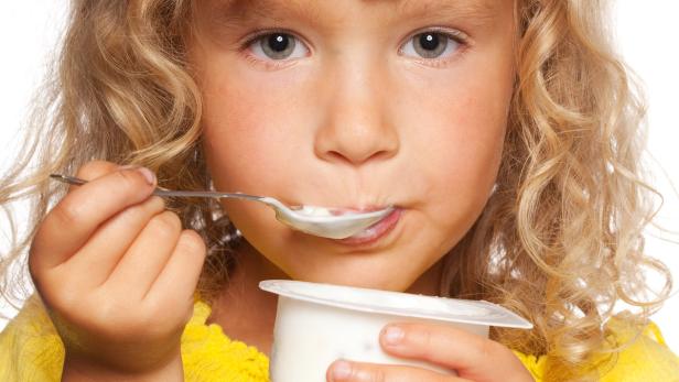 Joghurt. Wer den Joghurtdeckel eines gekauften Joghurts aus dem Supermarkt abzieht, findet oft eine wasserähnliche Substanz obenauf. Viele leeren die Molke weg, tatsächlich enthält sie aber Proteine und Vitamin B12 sowie Mineralien wie Kalzium.