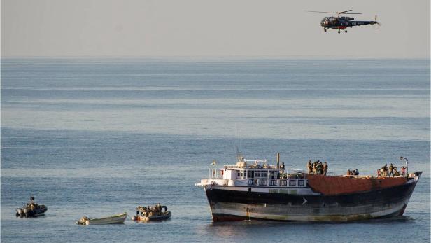 Die EU will die positiven Erfahrungen im Kampf gegen Piraten vor Somalia (Bild) auch gegen Schlepperbanden im Mittelmeer anwenden und die Kriminellen zur See und an Land angreifen – dazu ist ein UN-Mandat nötig.
