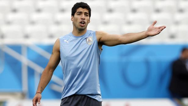 Luis Suárez gestikuliert während eines Trainings mit der uruguayischen Nationalmannschaft.