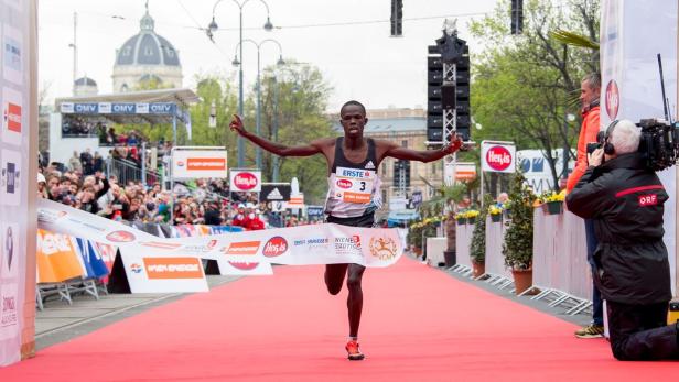 Robert Chemosin aus Kenia gewann vor dem Wiener Burgtheater in 2:09:48.