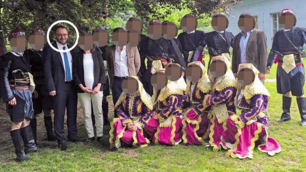 Gemeinderat Franz Leidenmühler mit Folkloretänzern und Funktionären des türkischen Linzer Vereins Avrasya