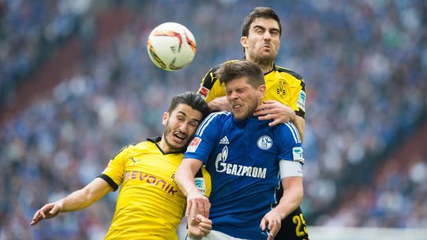 FC Schalke 04 vs Borussia Dortmund Klaas-Jan Huntelaar (in Blau) lieferte sich heiße Kämpfe mit Nuri Sahin (li.) und Sokratis.