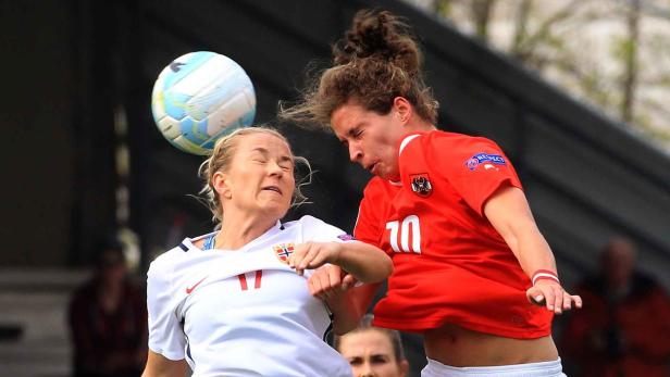 Fussball , Oesterreich - Norwegen Nina Burger (re.) und ihre Kolleginnen schlugen sich gegen Norwegen gut.