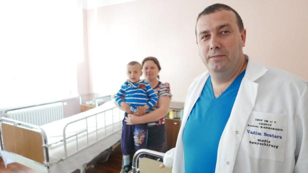 „Wir arbeiten hier wie im Mittelalter“, sagt der Neurochirurg Vadim Scutaru im städtischen Krankenhaus von Chisinau. Die Schädeldecken von Kindern mit Gehirntumor muss er mit Bohrer und Säge spalten. An seiner Abteilung fehlt es vom Nachttisch bis zum OP-Werkzeug an allem.