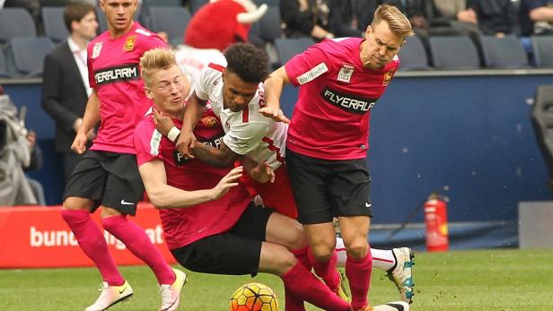 Mit vereinten Kräften stoppen Admiras Markus Pavic (l.) und Daniel Toth Valentino Lazaro.