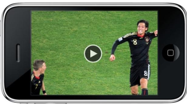 Ein iPhone zeigt ein Fußballspiel mit Mesut Özil und Bastian Schweinsteiger.