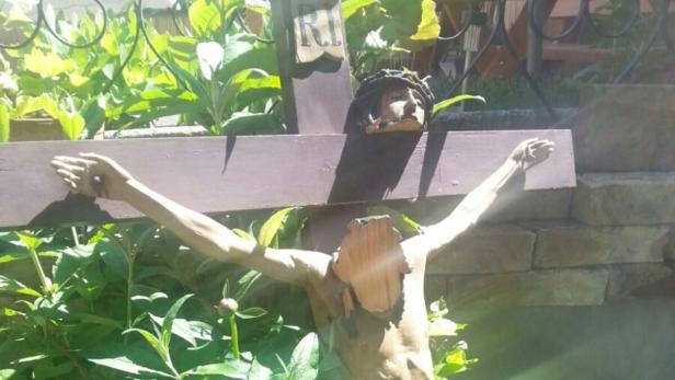 Zerstörte Jesus-Figur am Kruzifix in Haidershofen