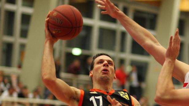 Ein Basketballspieler mit der Nummer 17 wirft den Ball.