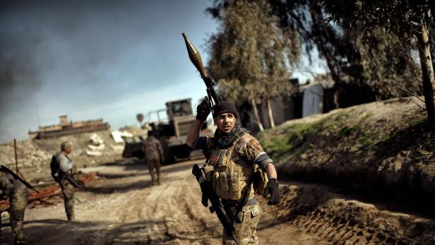 Soldat während der Offensive in West-Mossul