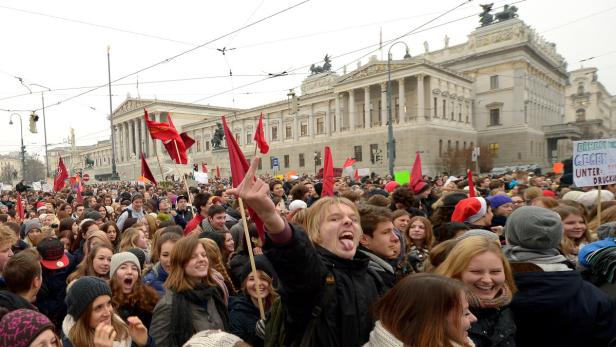 Fast zweitausend Schüler haben sich am Donnerstag vor dem Parlament in Wien eingefunden.