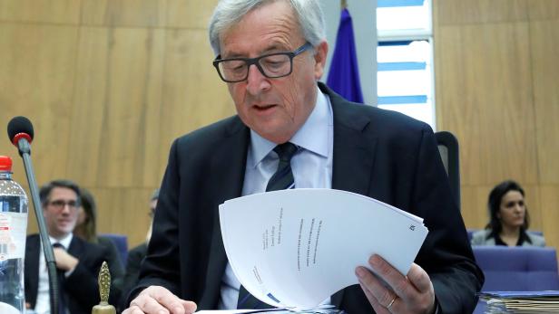 Kommissionspräsident Juncker las am Dienstag bereits in Brüssel aus dem Dokument vor