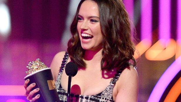 Daisy Ridley übernimmt den Preis für &quot;Star Wars&quot;