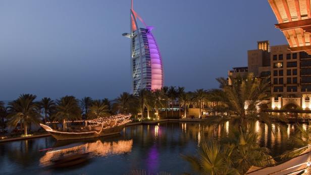 epa01734984 A light show illuminates the luxurious Burj Al Arab and Madina Jumeira hotels on 18 May 2009 in Dubai, United Arab Emirates. EPA/OLIVIER MATTHYS