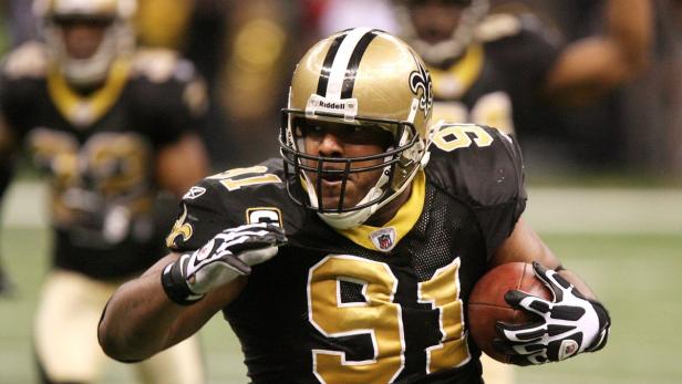 Ein Footballspieler der New Orleans Saints mit der Nummer 91 in Aktion.