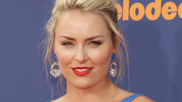 Nahaufnahme von Lindsey Vonn mit roten Lippen und auffälligen Ohrringen.