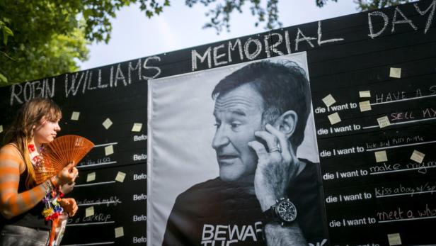 Weltweit nehmen Fans Abschied von dem beliebten Schauspieler: Am Sziget Festival in Budapest können Besucher auf einer Gedenktafel letzte Grüße hinterlassen.