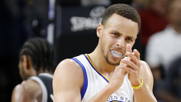 Stephen Curry mit Mundschutz während eines Basketballspiels.