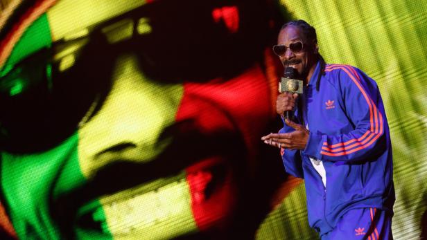 Snoop Dogg brachte eine Mischung aus Reggae und Hip-Hop-Hits wie „Drop It Like It’s Hot“ und „P.I.M.P“