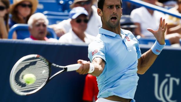 Novak Đoković beim Aufschlag während eines Tennismatches.