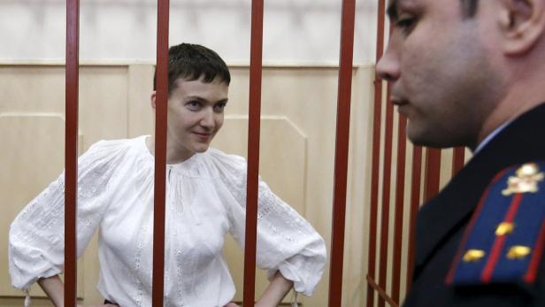 Nadija Sawtschenko vor Gericht in Moskau: Russlands Justiz wirft ihr Mord vor, EU und USA fordern ihre Freilassung.
