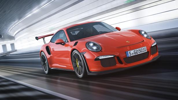 Ein roter Porsche 911 GT3 fährt durch einen Tunnel.