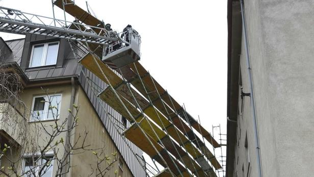 Umgestürztes Baugerüst in Wien-Hietzing nach dem Sturm "Niklas" (2. April 2015).