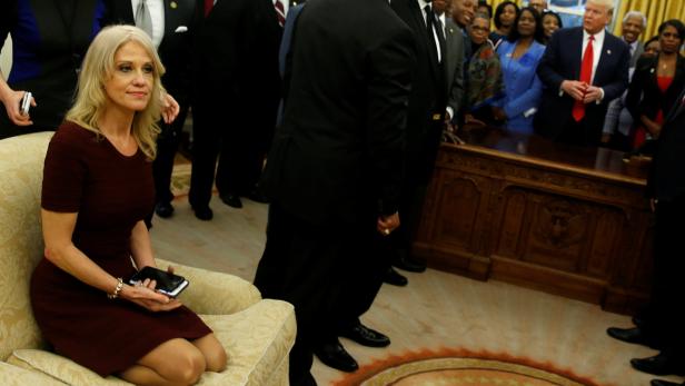 Trump-Beraterin Conway kniend im Oval Office: Mächtig oder dumm?