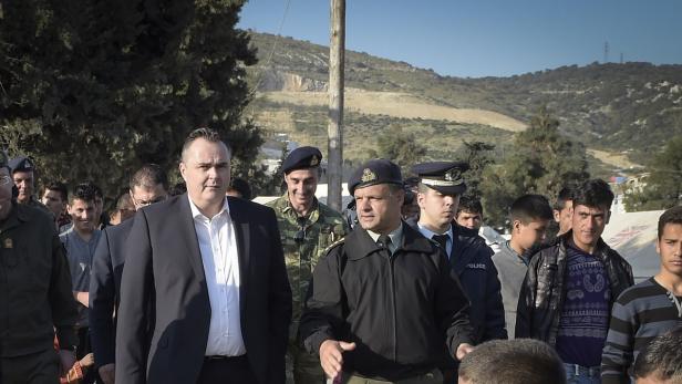 BM DOSKOZIL IN GRIECHENLAND - BESUCH VON FLÜCHTLIN Verteidigungsminister Hans Peter Doskozil bei seinem Besuch eines Flüchtlingslagers in Griechenland.