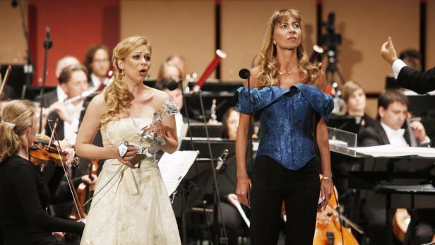 Daniela Fally (li., mit Rose) und Marina Prudenskaja  sangen  in Grafenegg zum Auftakt Richard Strauss.