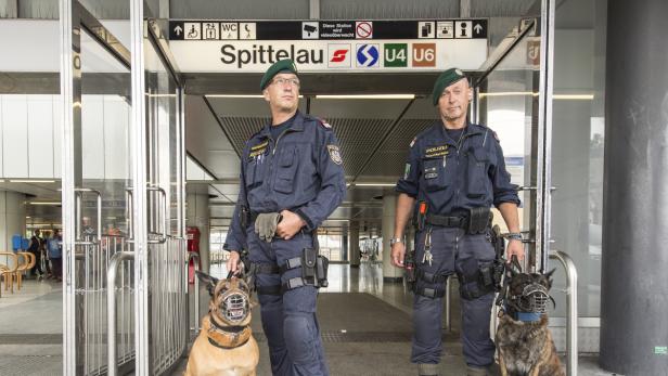 Zwei Polizisten mit ihren Hunden am U-Bahnhof Spittelau in Wien.