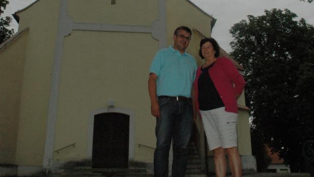 Anna Rozsenich (r.) ist verärgert über die Absetzung von Pater Jelic. Stefan Bantsich hat mit einer Initiative ein Treuhandkonto für Kirchenbeiträge eingerichtet