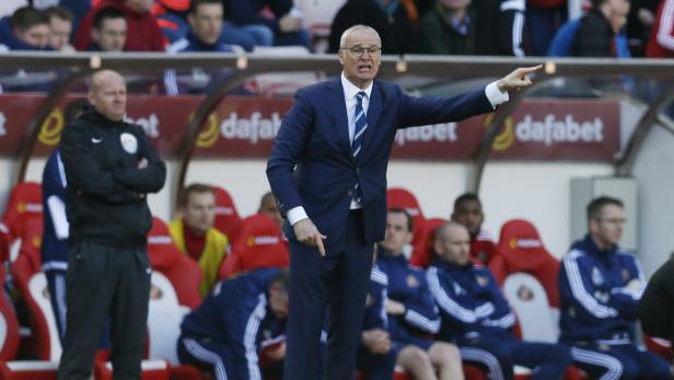 Claudio Ranieri gestikuliert an der Seitenlinie während eines Fußballspiels.