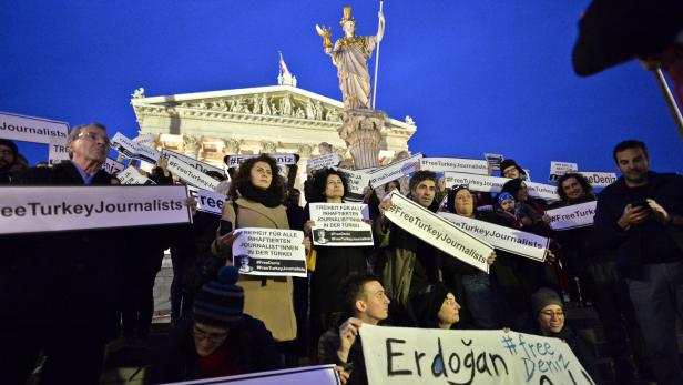 Demonstration vor Parlament in Wien für die Freilassung Yücels