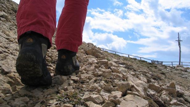 Egal ob in hochgeschlossenen Wanderschuhen oder in sommerlichen Ballerinas – Blasen bilden sich durch Reiben und Druck auf der Haut. Sie sind mit Flüssigkeit gefüllte Hohlräume und entstehen nach längerer, ungewohnter Belastung, etwa in engen Schuhen, bei längeren Fußmärschen oder beim Sport.