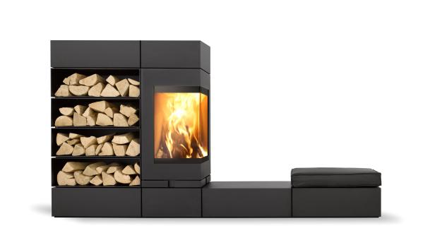 Ein moderner, schwarzer Kamin mit Holzfächern und einer Sitzgelegenheit.