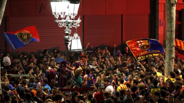 So schön kann Fußball sein: Die Fans des FC Barcelona feierten auf der Rambla